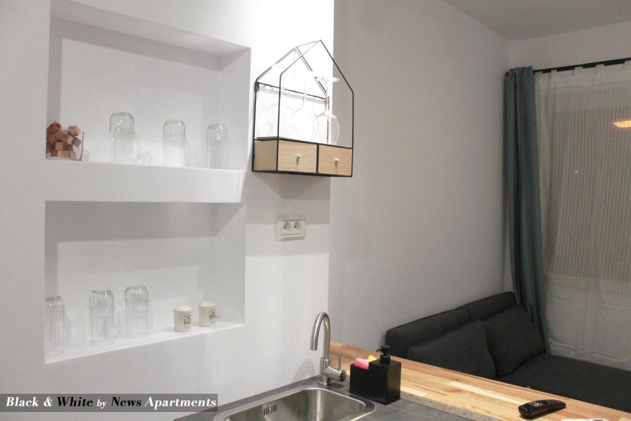 Black & White - News Apartment Букурещ Екстериор снимка