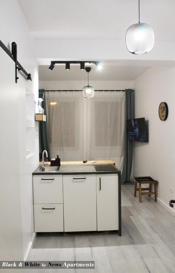 Black & White - News Apartment Букурещ Екстериор снимка